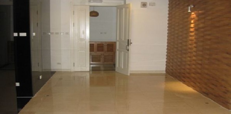 Квартира с 4 спальнями в Тэйхо, Ханой ,  № 8630