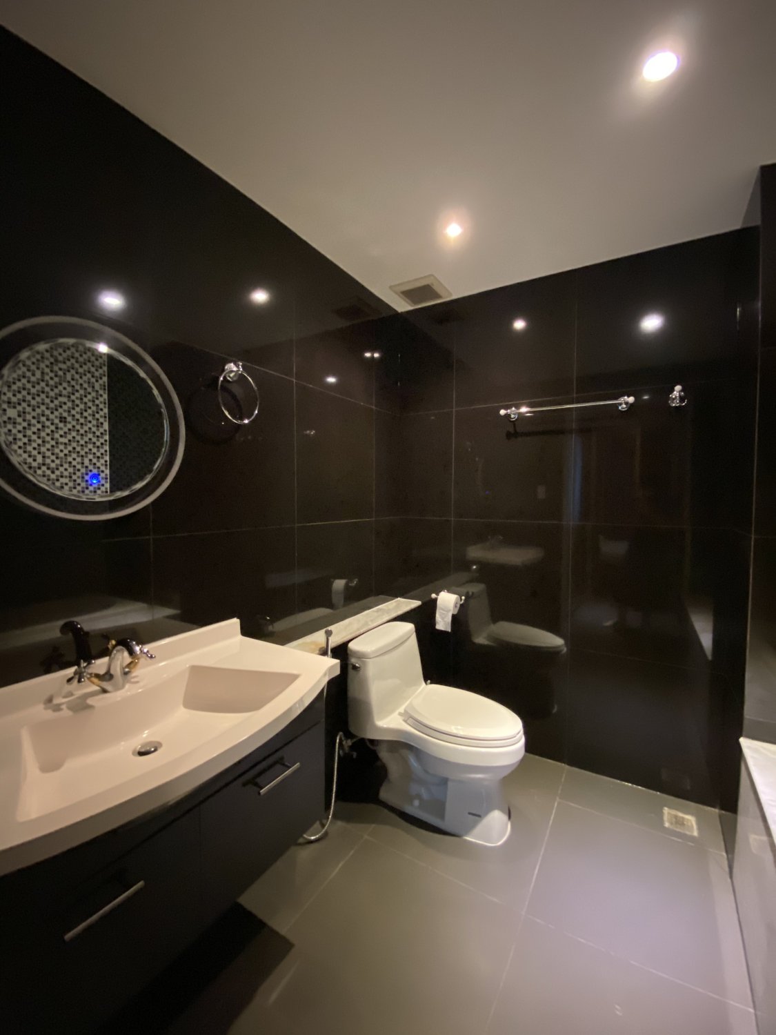 2 bedrooms Condo in District 3, Ho Chi Minh, Vietnam No. 26052