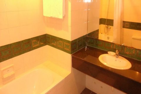 2 bedrooms Apartment in Tay Ho, Ha Noi, No. 5461 2